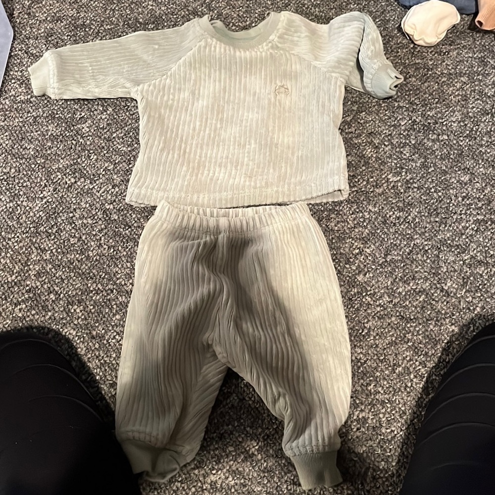 Gap two piece set